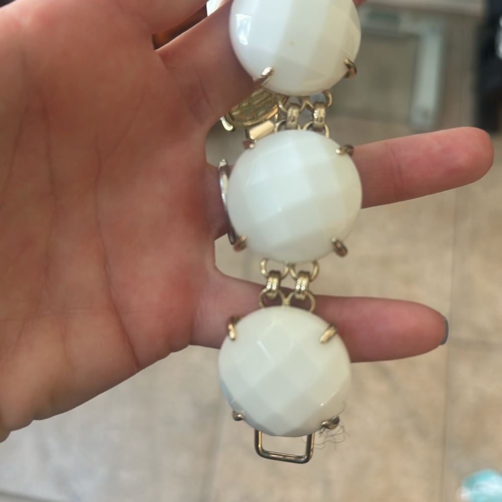 Elegant Gold-Tone Bracelet - Picture 3 of 5